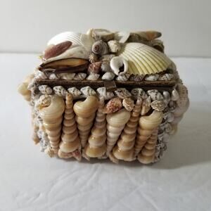 Vintage shell trinket box made in Phillipines (4.1166)